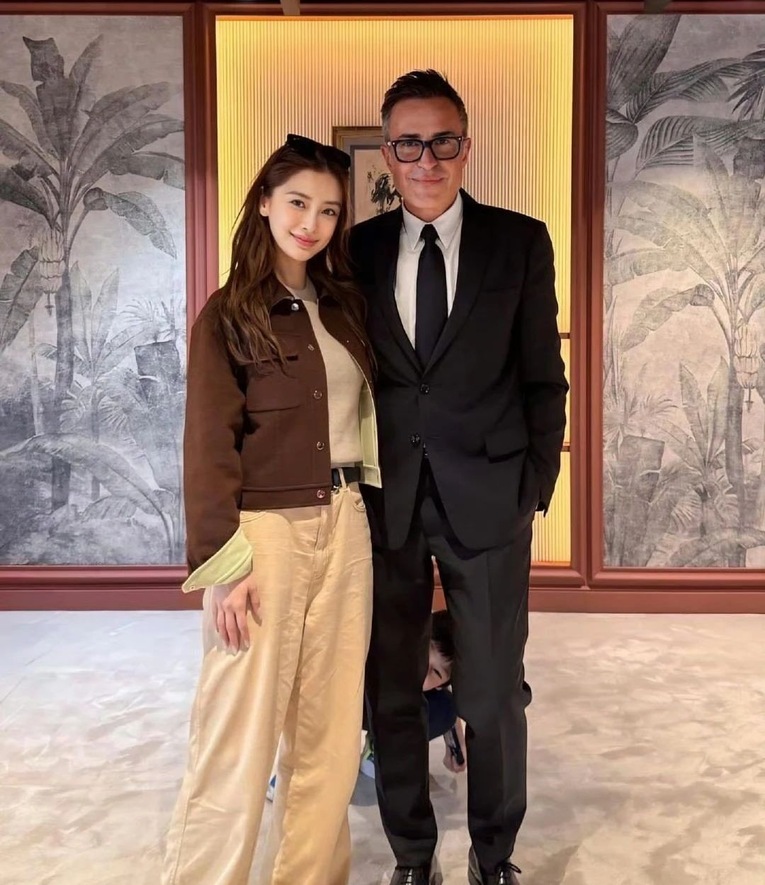 小海绵，成了杨颖社交工具？杨颖曾言保护孩子隐私，如今却携小海绵高调现身。ab妆