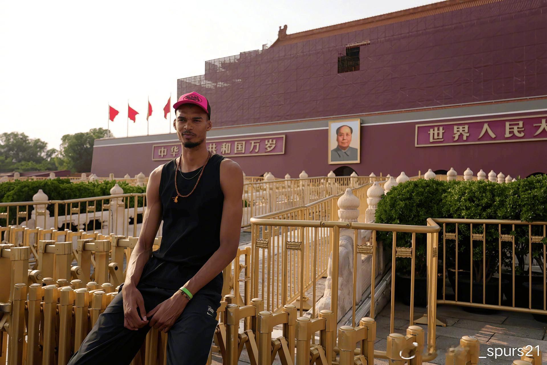 文班亚马领奖时脖带佛珠好像真的是来自中国的“神秘力量”！文班亚马在得知获奖的时