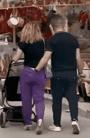 开放，也得有度。不是吗？怎么在人来人往的大街上，干这种龌龊事呢？不管是夫妻，还