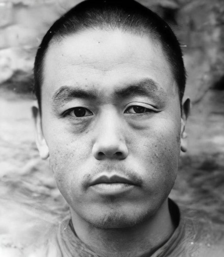 1955年，农民杨大发和妻子吵架，争吵中，妻子突然大喊："你再说，我把你的黑历史