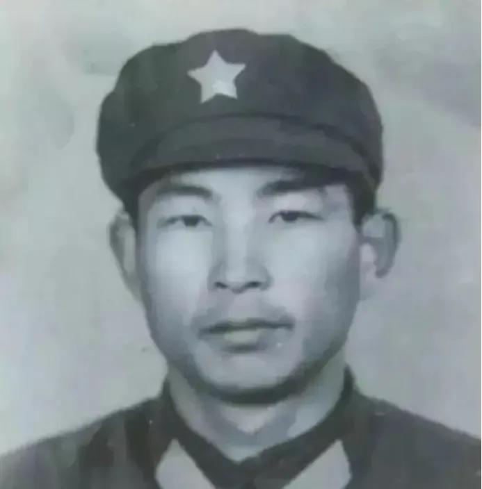 1980年，许明习被几十名越军包围，弹药耗尽的他掏出刺刀，准备做最后的反抗。