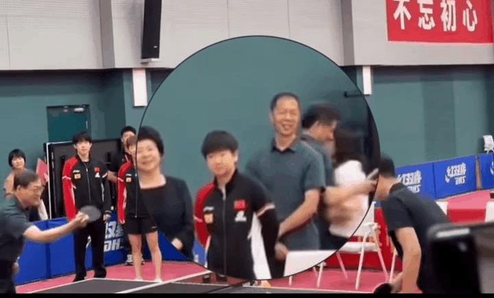 莎莎站在那里看着前面两位领导打球，她往那一站，比领导还像领导。小手一背，特别有