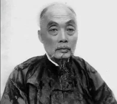 1913年，37岁的大内总管小德张对自己的主子五格格表白：“韫馨，你嫁给我吧，我