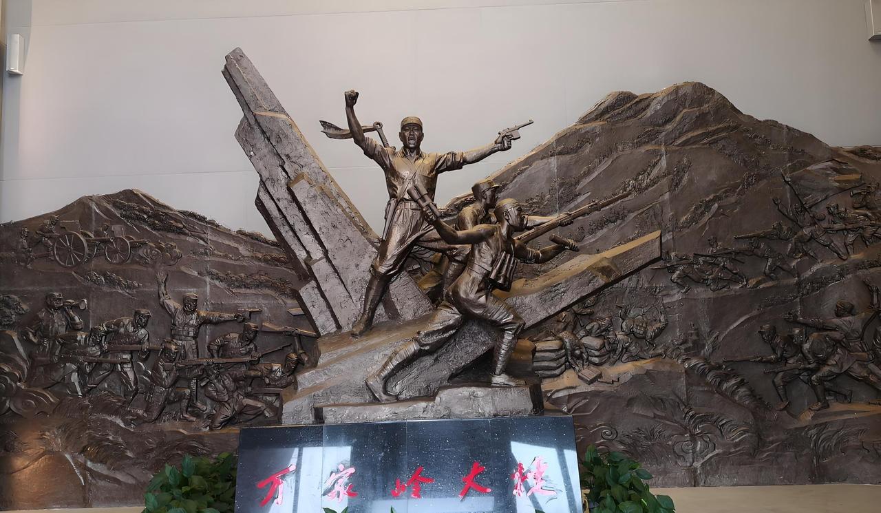 1938年万家岭战后，漫山遍野都是腐烂的尸体，无人愿意打扫战场，一个乞丐从中却捡