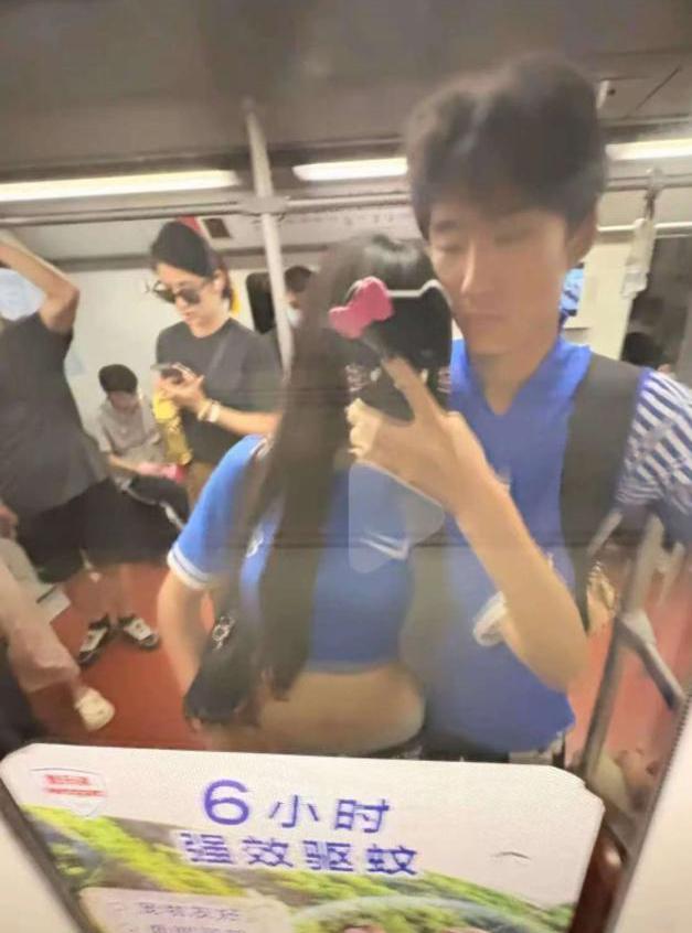 【真正的“红皮蓝心”】昨天，上海海港梯队球员许祺祯就身着申花球衣与女友合影一事