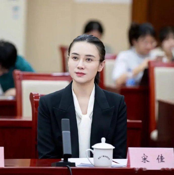 关晓彤这身体制内打扮和宋佳一比，差距还是挺明显的