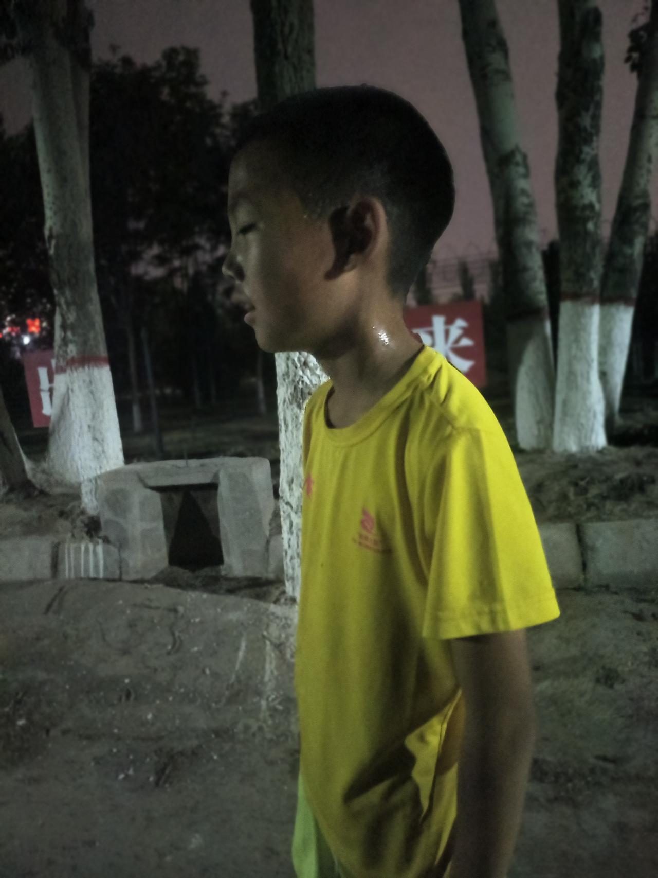 坚持跑步，不是为了和谁比拼速度，而是用汗水记录自己的状态。每一次迈开双腿，都
