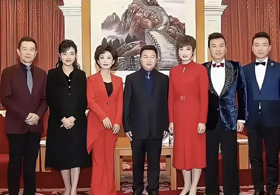 一张主持人合影，有赵宝乐、周涛、张泽群、海霞、康辉，中间两位你知道是谁吗？你喜欢