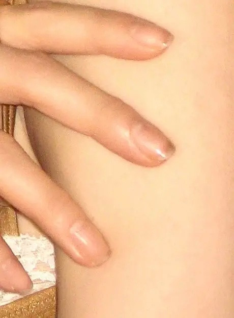 迪丽热巴的指甲这是美甲样式还是。？