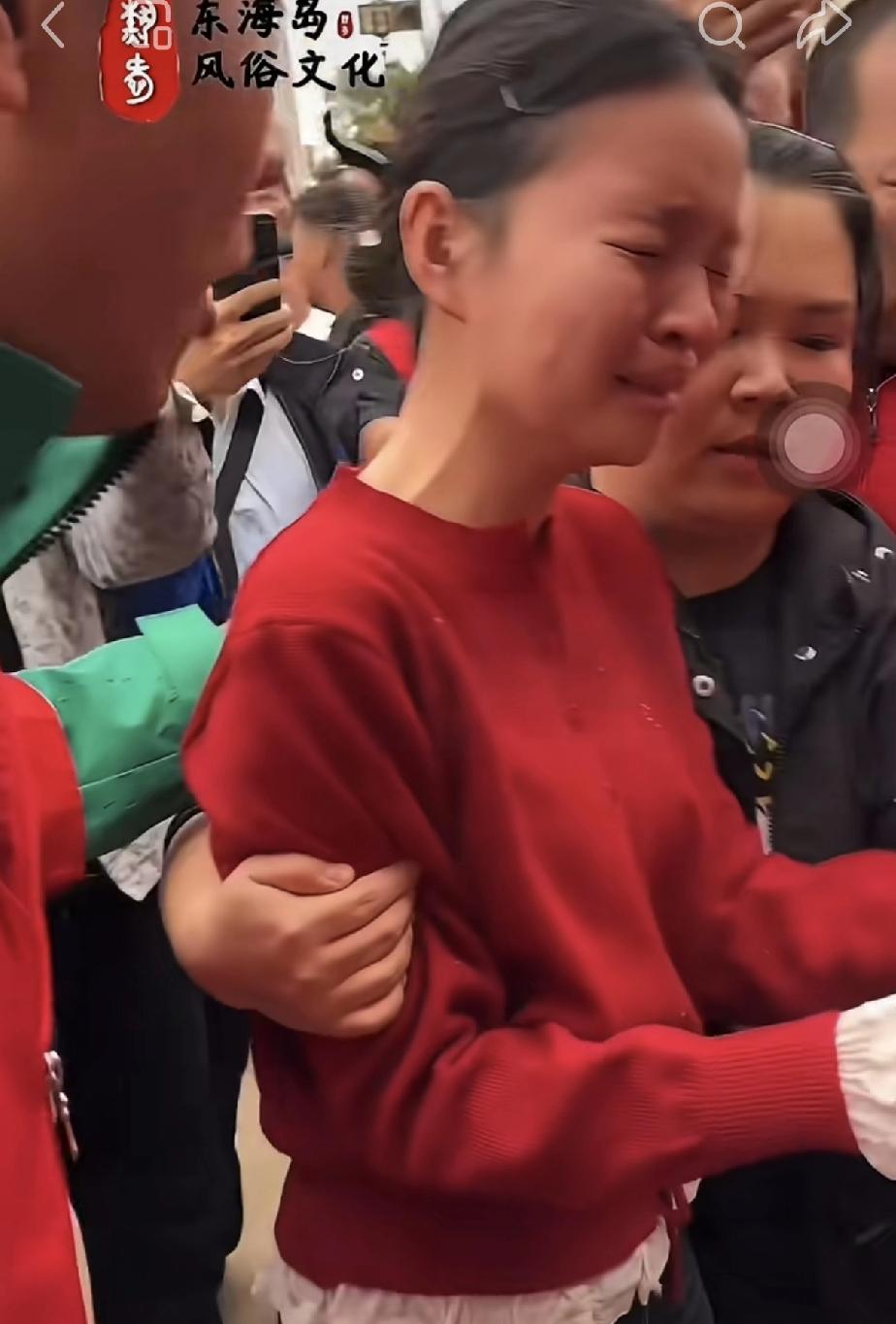 妈祖小女孩哭了！红绸都铺好了，姑娘一穿上红衣，准备上台祭拜。谁知道，管事的临时