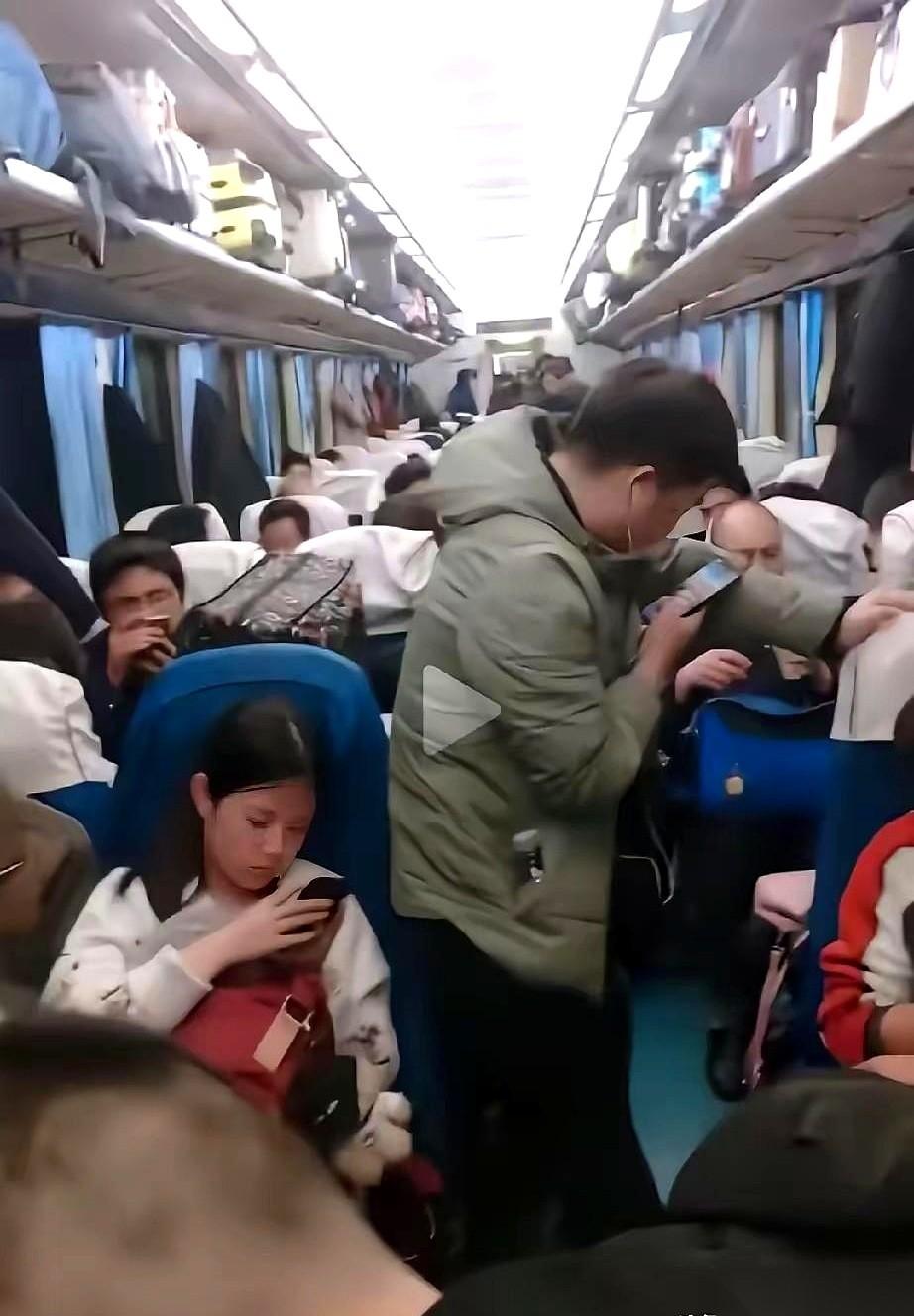 我跟你讲个特魔幻的事儿。有人宁可咣当咣当坐18个小时的绿皮车，也不愿意多花那1