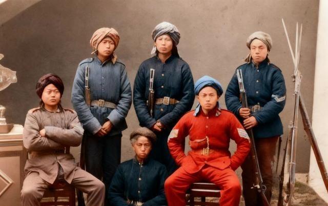 鸦片战争惨败割地赔款以后，清朝还能继续坚持70多年，因为西方给清朝送来两样救命的