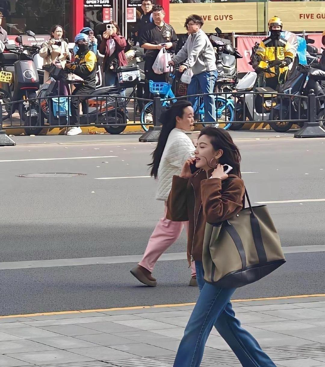 偶遇章‏若楠‎﻿⁠一次‏，你‎⁠就明白﻿‎‎了，‏明星的淡‎颜在﻿现实中冲击﻿‎