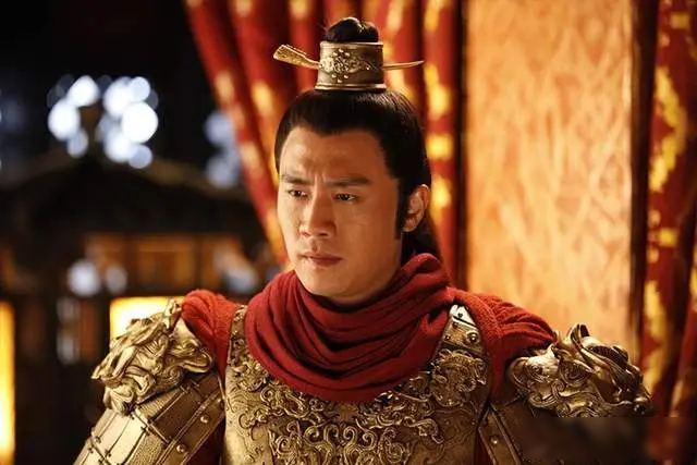 众将异口同声：杀了他！这个降将靠不住，关了这么久，心里肯定有恨，留着就是祸害。李