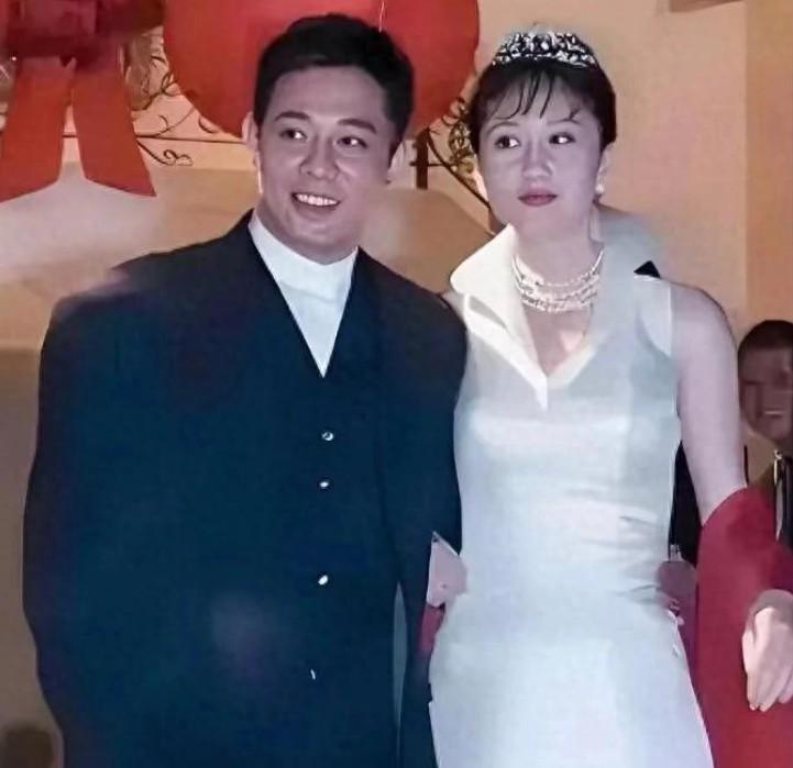 当年李连杰和利智结婚时一张照片，利智有种满脸不情愿的感觉。 山鸡配凤凰，肯定
