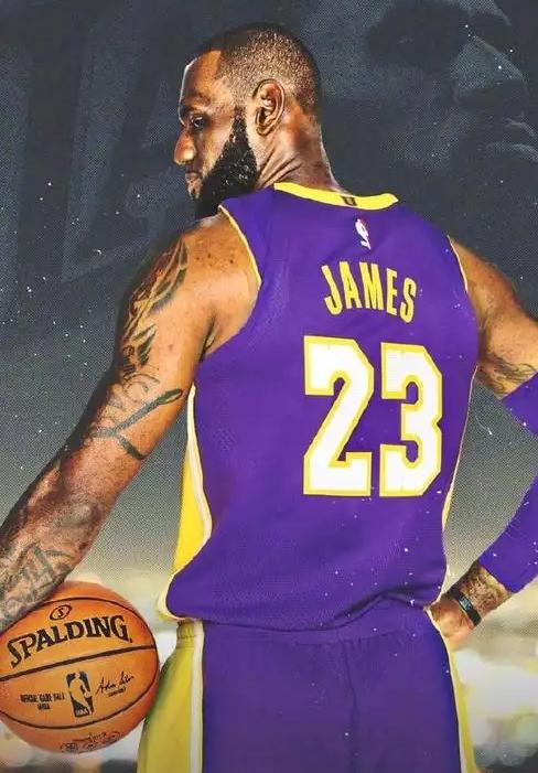 詹姆斯只是一个美国篮球运动员。虽然41周岁了，只要还没退役，詹姆斯就是一个NB