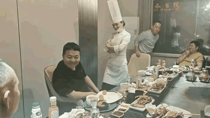 这是准备拿下这个大哥啊！一群老爷们，玩的挺嗨，看这女的眼神，吃定了眼前的大哥了，