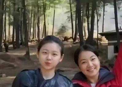 大S的女儿小玥儿终于将一头柔顺的秀发轻轻扎起，清爽利落地露出她那张清秀甜美的小脸