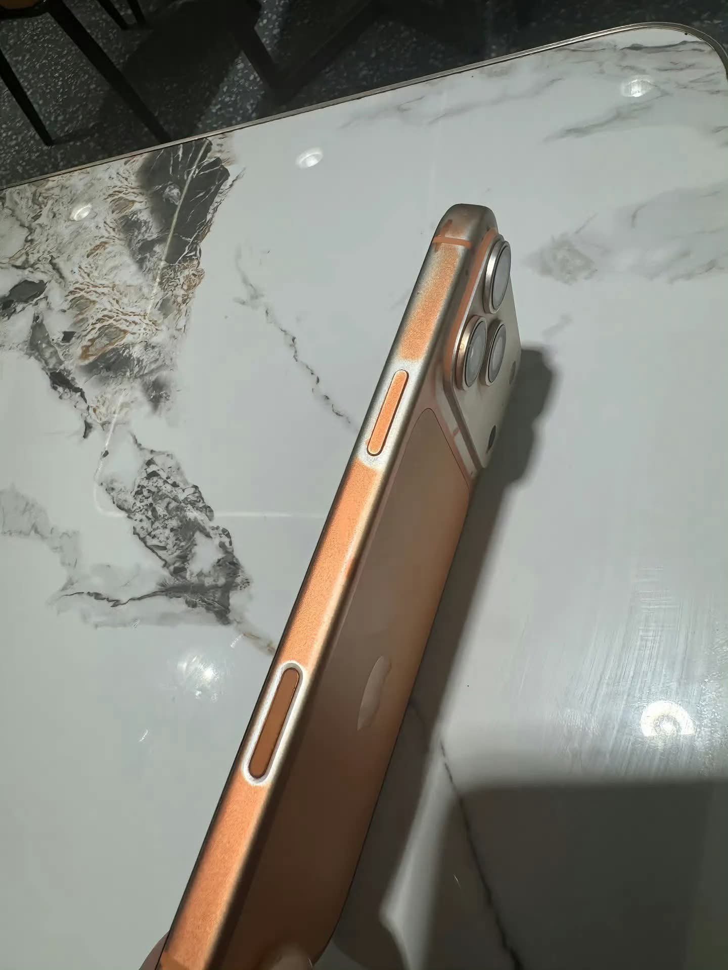 有网友说他拿湿巾把17ProMax橙色的颜色全擦掉了😂没说什么湿巾，有点夸