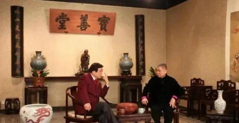 有一次，赵忠祥去捡漏，相中一根明代玉管，估值2万，但是赵忠祥问摊主：“100元卖
