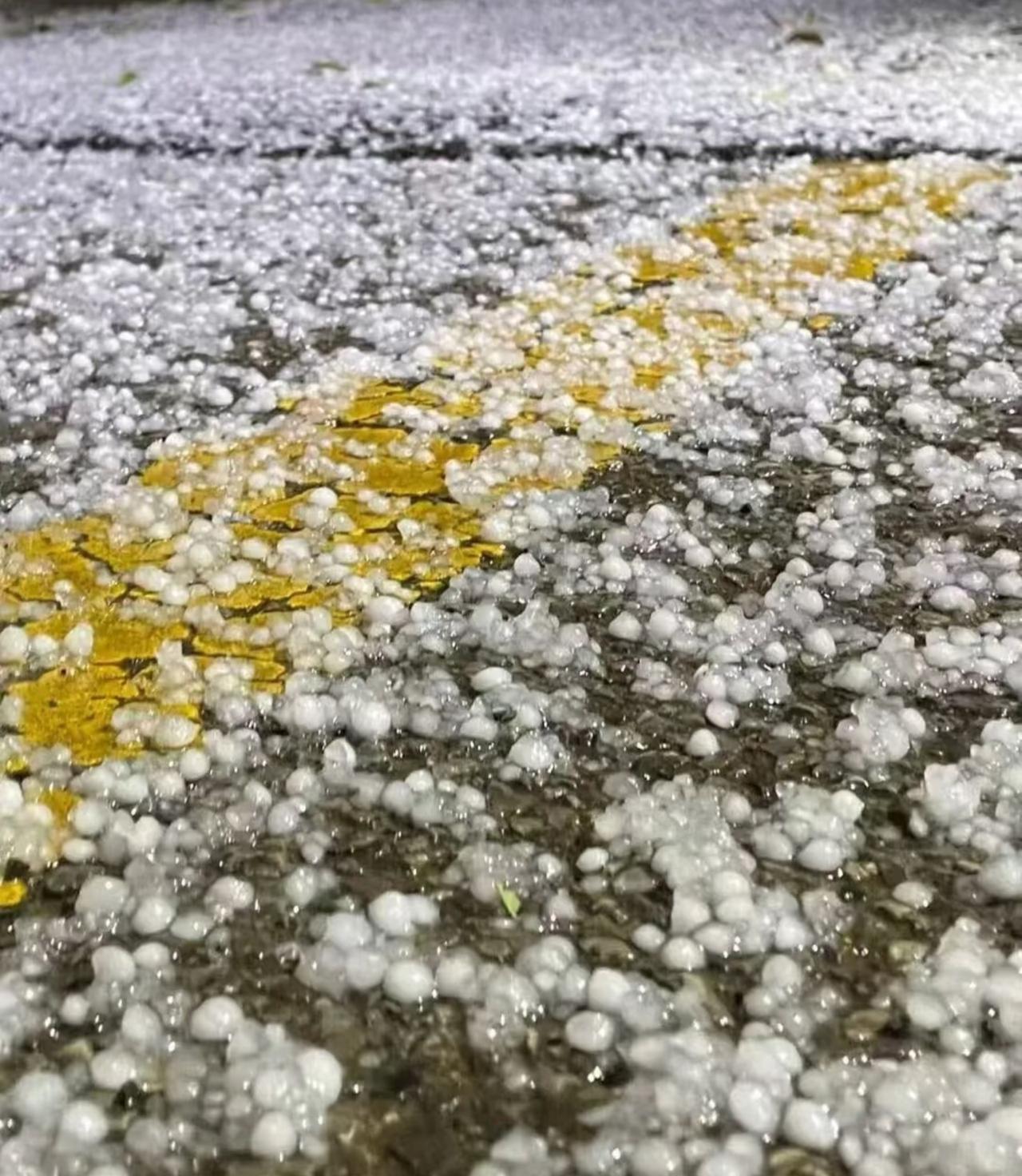 前夜的武汉狂风暴雨冰雹齐袭！最近强对流天气频发大家出门一定要看天气预报就在
