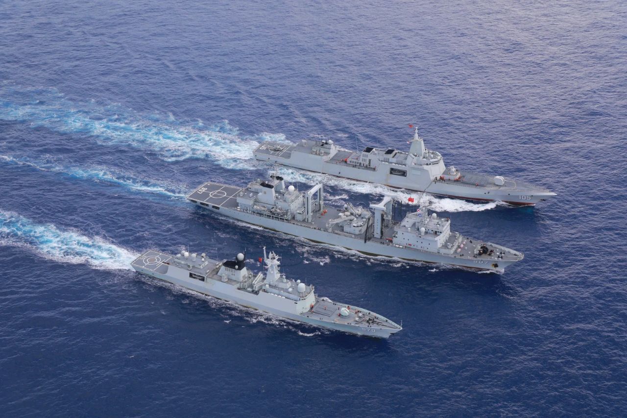 “礼尚往来”澳媒：中国055大驱编队正在<em>塔斯曼</em>海进行实弹射击！真是越来越