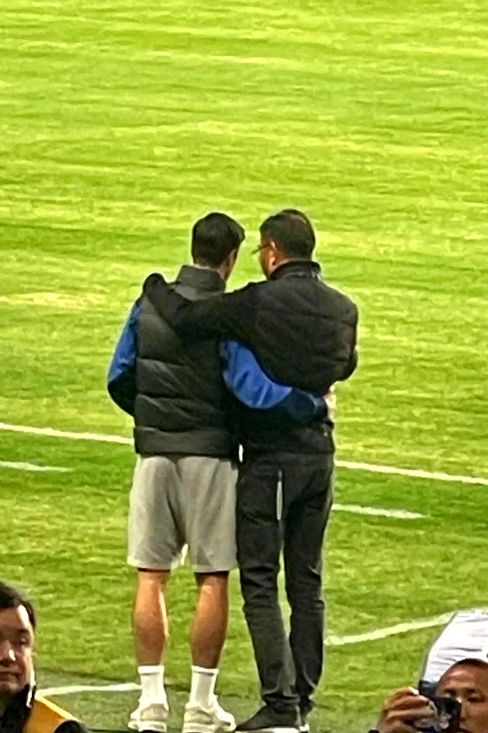 昨晚申花和神户的比赛结束后，申花老总谷际庆亲自下场。谷总赛后就这么直接走