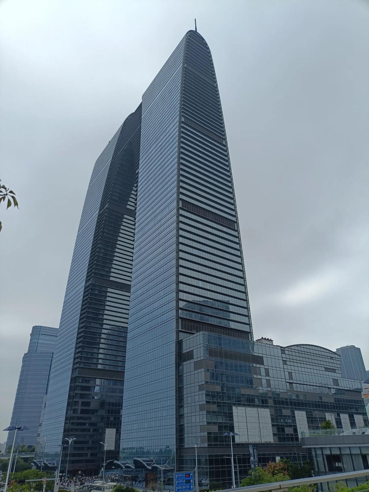 今天去了趟苏州中心。去的路上车子不是很多，到了苏州中心，里面的人也不是十分的多，
