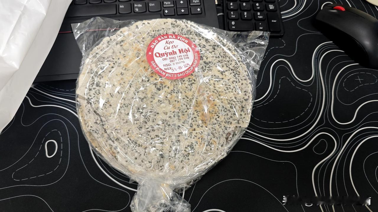 前两天，越南女组长的老公的弟弟结婚，她请假回去，回来上班时带给我一袋饼，说是从清
