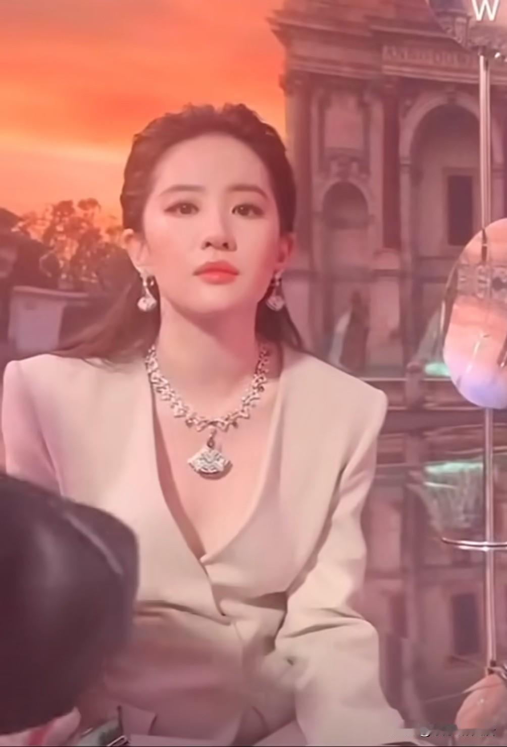 刘亦菲宝格丽名场面,真的是排面十足,女星只有她有这待遇吧,设计师亲手给她戴