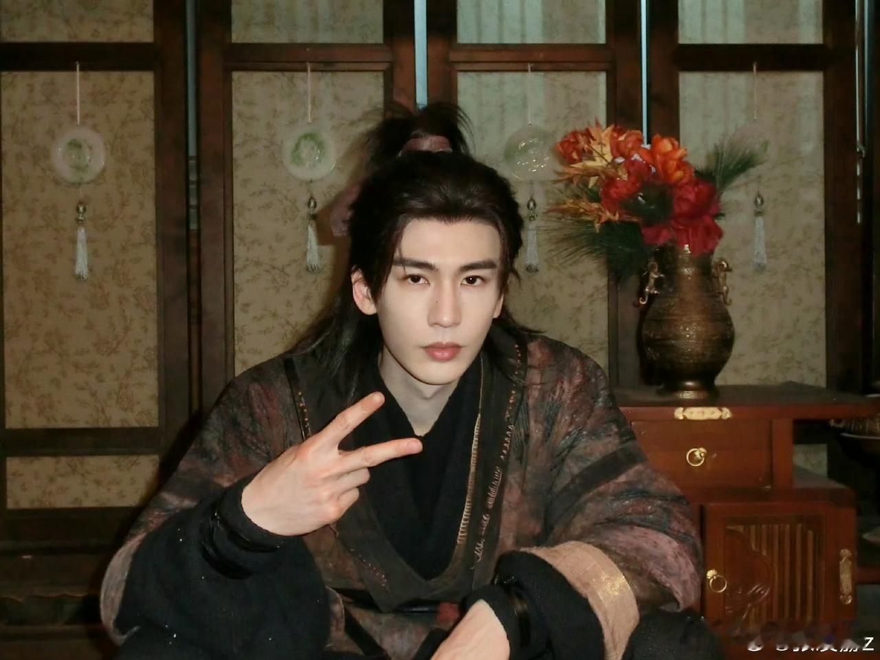 我能接受张凌赫长得帅也能接受林允长得漂亮还会化妆但我真的不能接受他俩一个原名