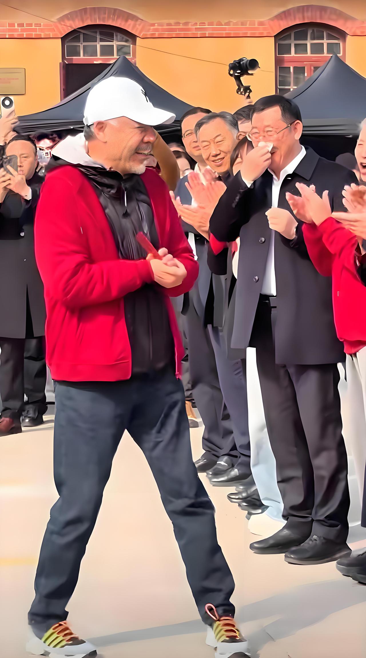 特别喜欢陈宝国老师，人长得帅且气质独特，他出演的角色演什么像什么，他的银屏形象令