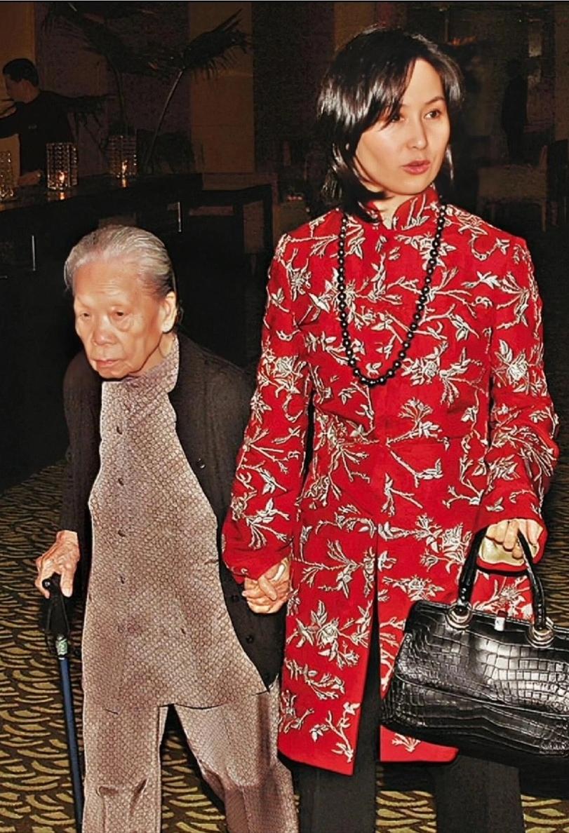 这是何超琼的保姆晶姐，住1.2亿别墅，退休后，每个月工资照发。何超琼小时候是保姆