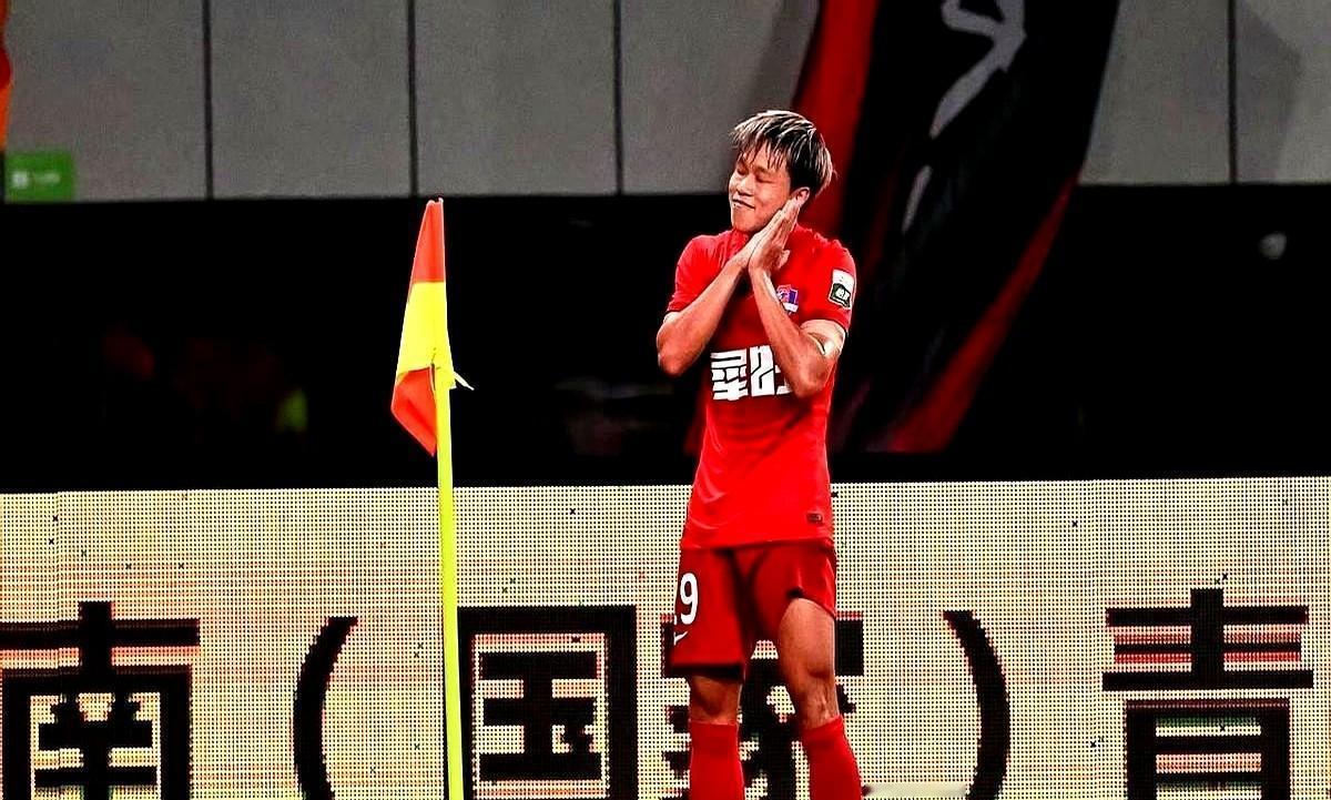 梅州客家把小伙儿扔到零下二十度的冰场,不是虐待,是炼人。茹子楠去了长春亚泰,八