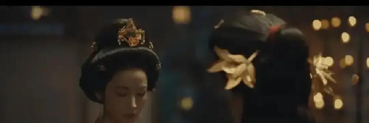 祠堂青砖渗血，孙太真跪在碎瓷片上抄《女训》，血珠顺着笔杆滴进墨槽。她抬头，嘴角