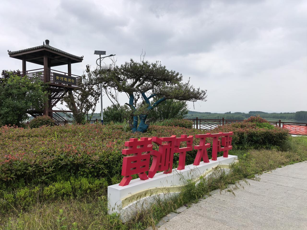 一句话点醒梦中人“世界上最不缺的就是聪明人，要做笨人”。刘震云