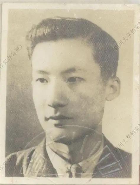 1949年，毛人凤下令处死朱君友。朱君友坦然赴死，却发现枪决他的2名特务，朝他频