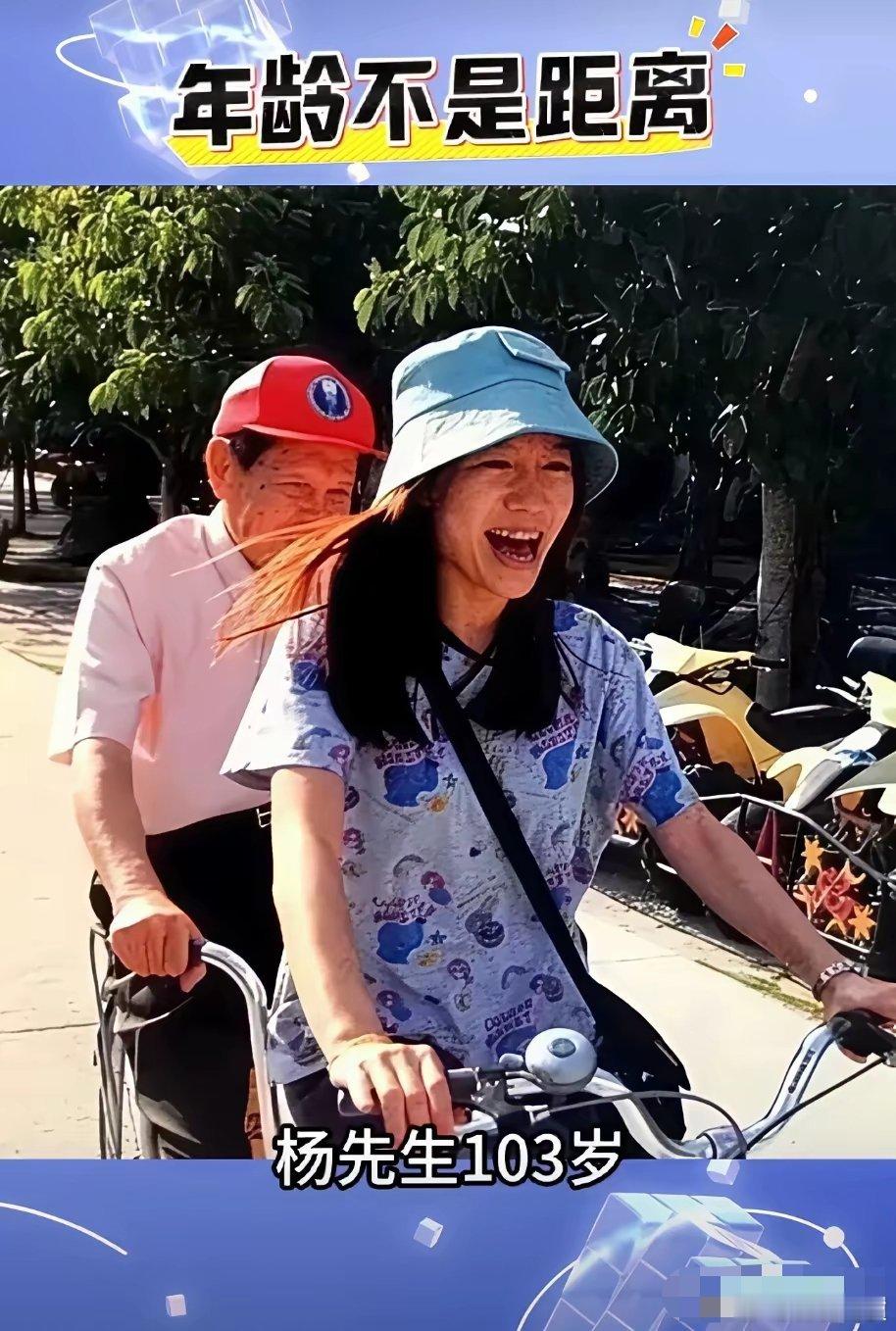 翁帆也老了，奶奶裙，奶奶鞋，黑T恤，黑裙子，一身舒适打扮，少了青春活力，两个人连