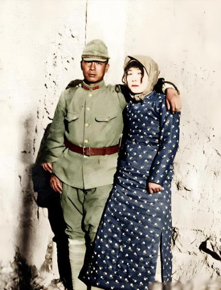 照片中，一名日本士兵肆意搂抱着一位无辜妇女，两人立于墙边。那士兵脸上满是狰狞的得