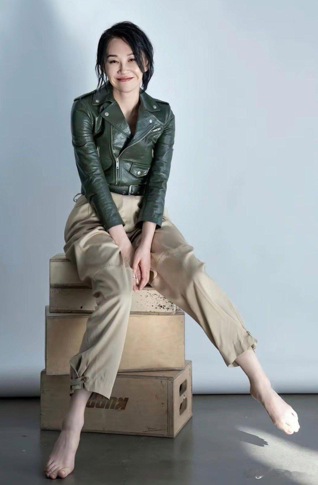 许晴的脚简直是极品！线条纤细精致，颜值直接封神～