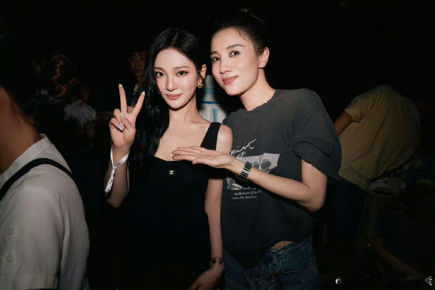 宋佳内娱姐感颠峰！真的不管跟谁合照，永远都是大女主！！！​​​