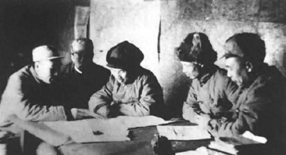 1944年，一打入敌人内部的地下党刚查完哨回到家里，伪副师长的妻子就慌里慌张的推