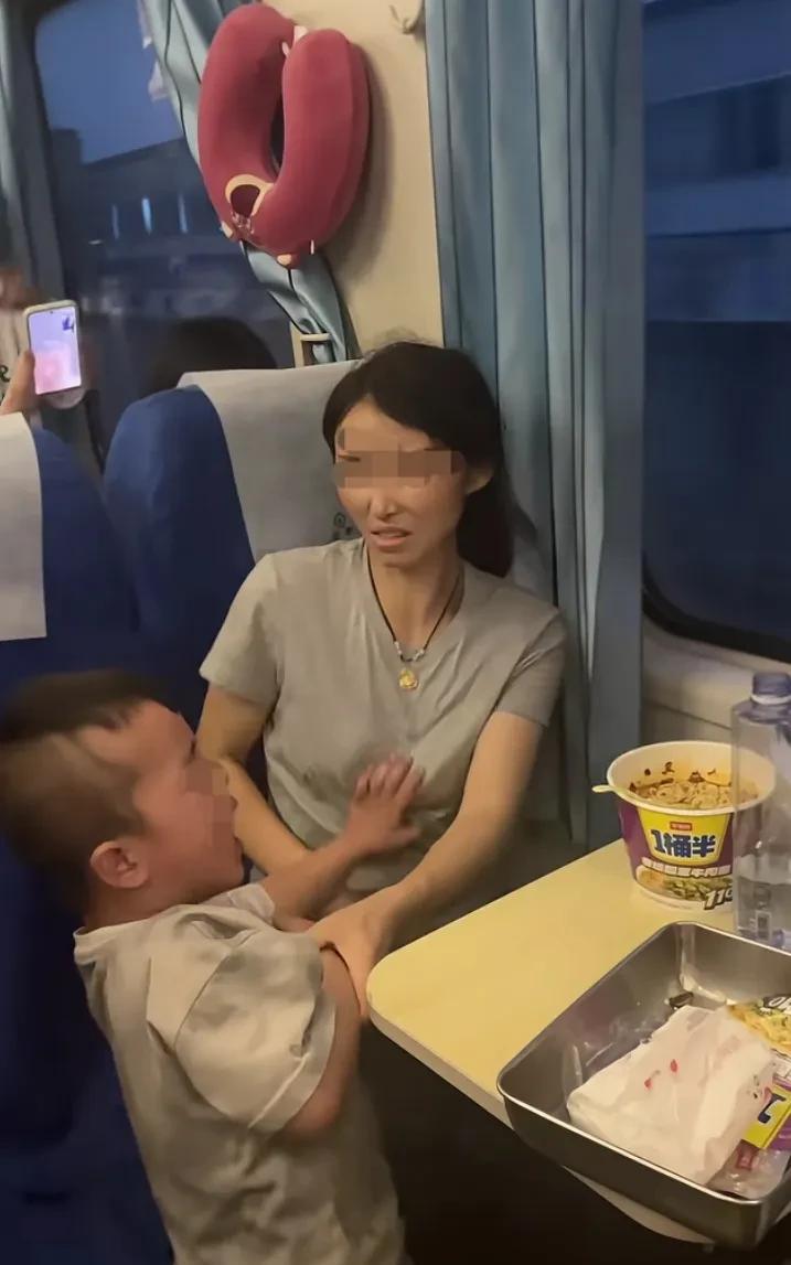 孩子在火车上哭闹，妈妈管不了，小孩还动手打自己的妈妈！有乘客说：管管你的孩子啊