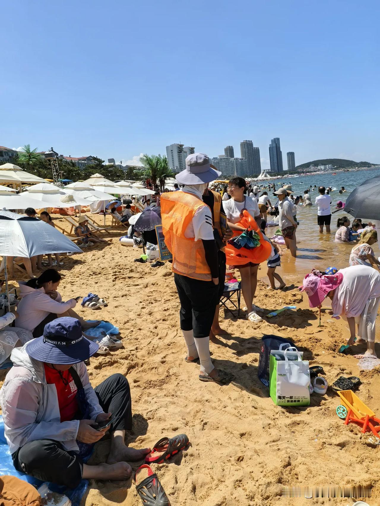 威海的海滩，再也不想来了。海滩上揽客的比游客都多，游泳圈35元起步，自带游泳圈
