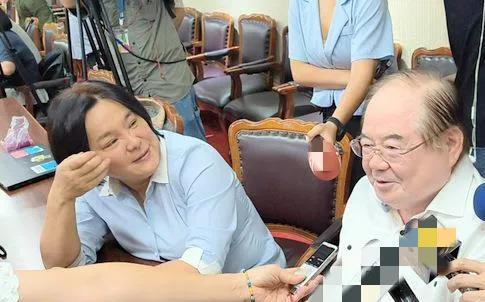 李乾龙为郑丽文发声，戳穿绿营谎言，陈玉珍果断跟进！近段时间以来，县市角逐的话题