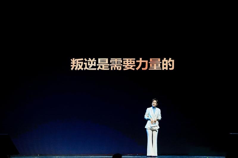 《你觉得女人背后，哪些被忽视的真实声音？》当我们谈论“女性力量”时，媒体常常