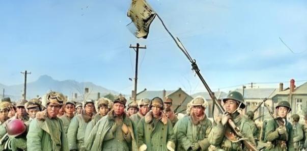 1946年9月13号，集宁城外，几千个解放军战士被围住，没喊没哭也没跪。有人