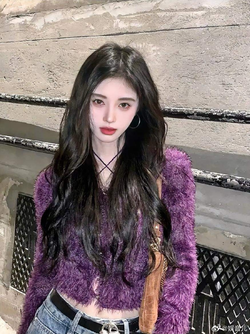 1.鞠婧祎《月鳞绮纪》播到现在热度她挺满意的，这部因为合约延期到现在她对导演也