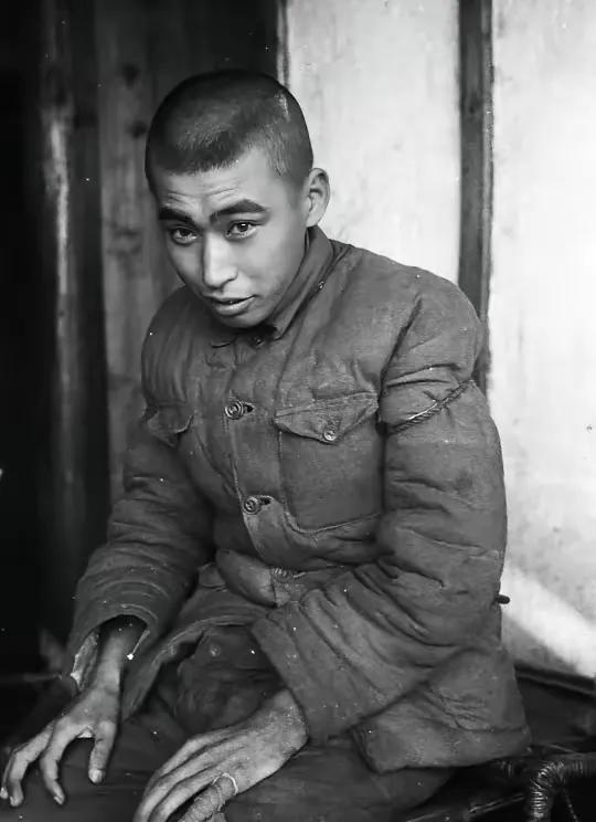 常德会战被俘日军俘虏表情，越看越恨。1943年中国军队收复常德，有影像记录下了当