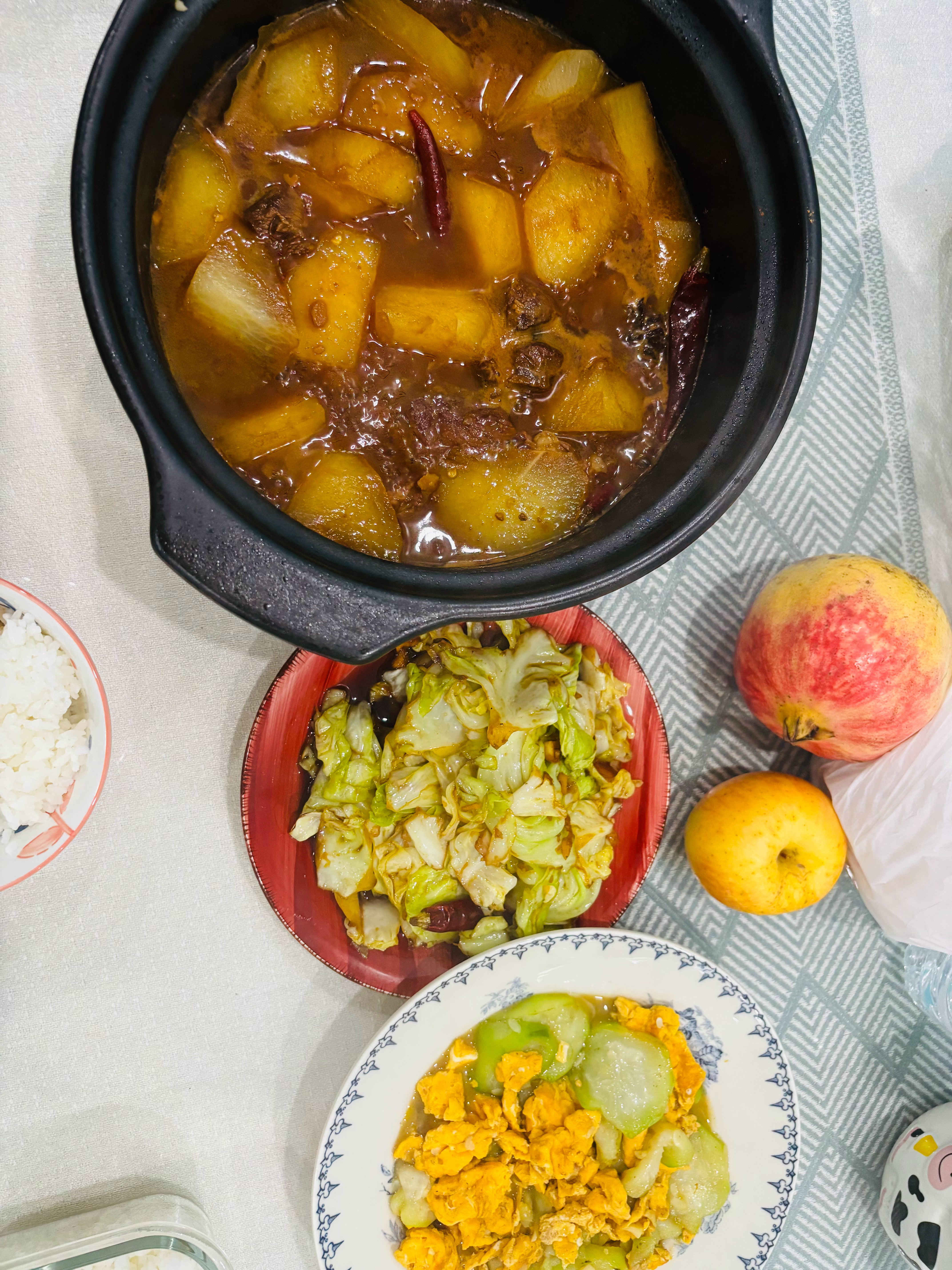 来自女友的简简单单三个菜，牛肉真不错[点赞]​​​